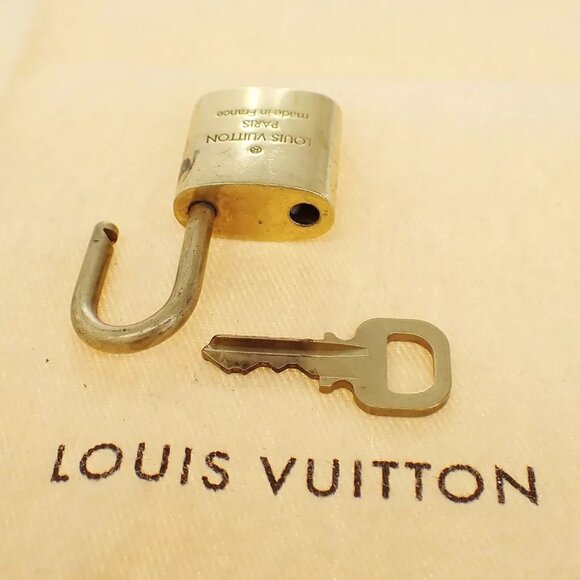 LOUIS VUITTON LV 10 SET PADLOCK KEY BAG CHARM CADENA GOLD PLATED FRANCE - Picture 4 of 4